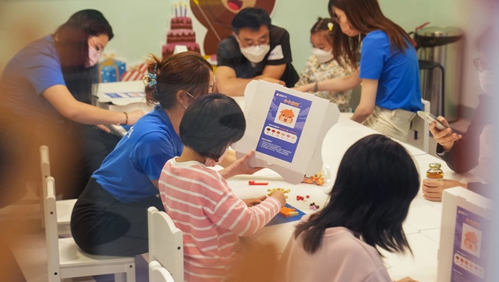 3. The Futu volunteer team patiently taught children how to assemble the adorable Futu Bull puzzle.